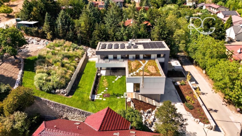 Prémiová nízkoenergetická vila s bazénom, výťahom a trojgarážou v prestížnej lokalite