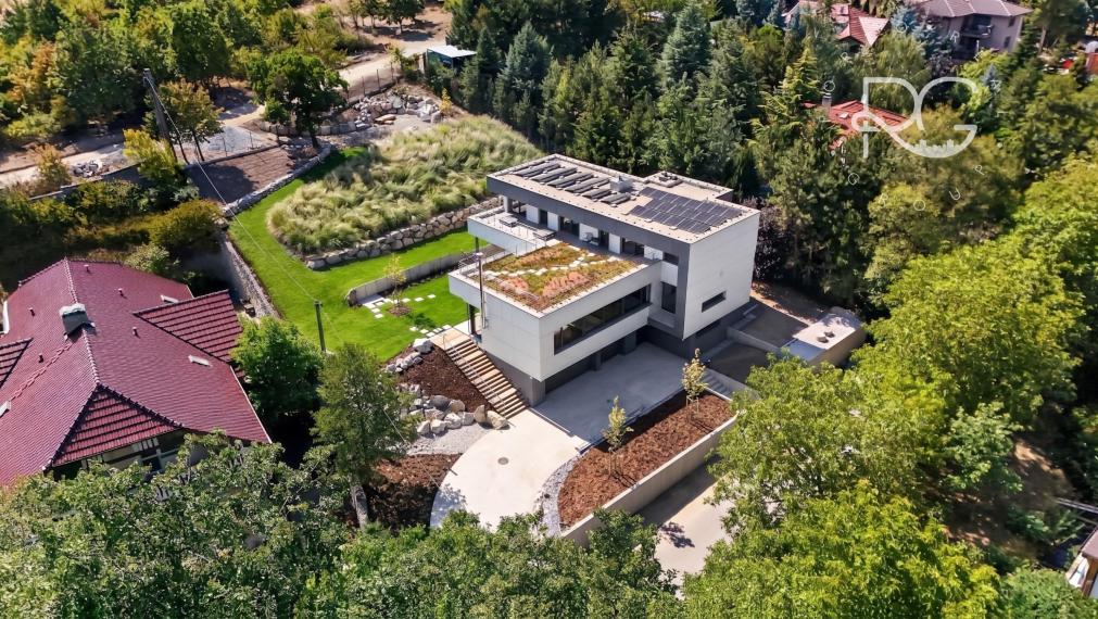 Prémiová nízkoenergetická vila s bazénom, výťahom a trojgarážou v prestížnej lokalite