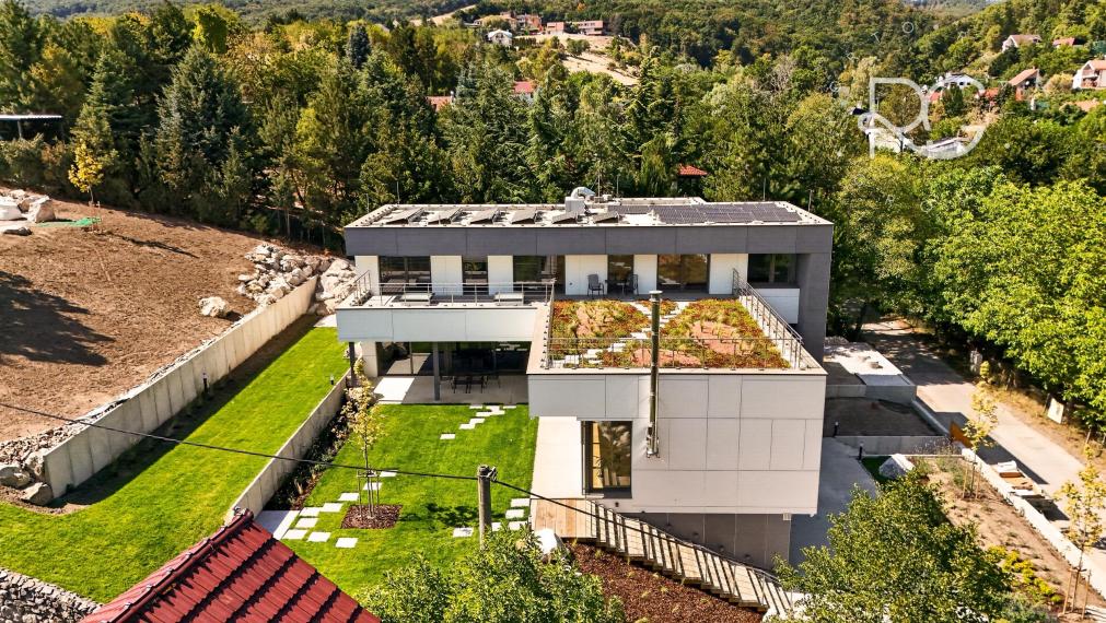 Prémiová nízkoenergetická vila s bazénom, výťahom a trojgarážou v prestížnej lokalite