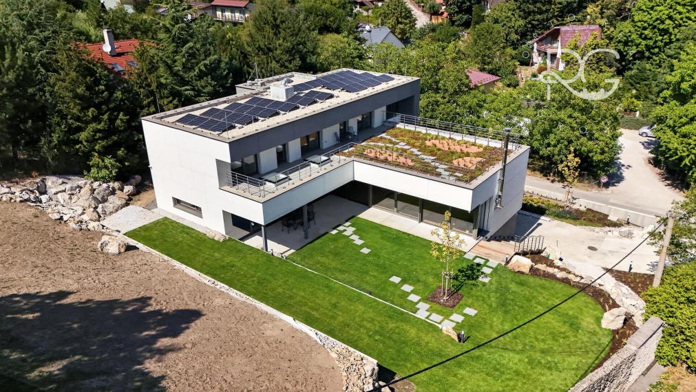 Prémiová nízkoenergetická vila s bazénom, výťahom a trojgarážou v prestížnej lokalite