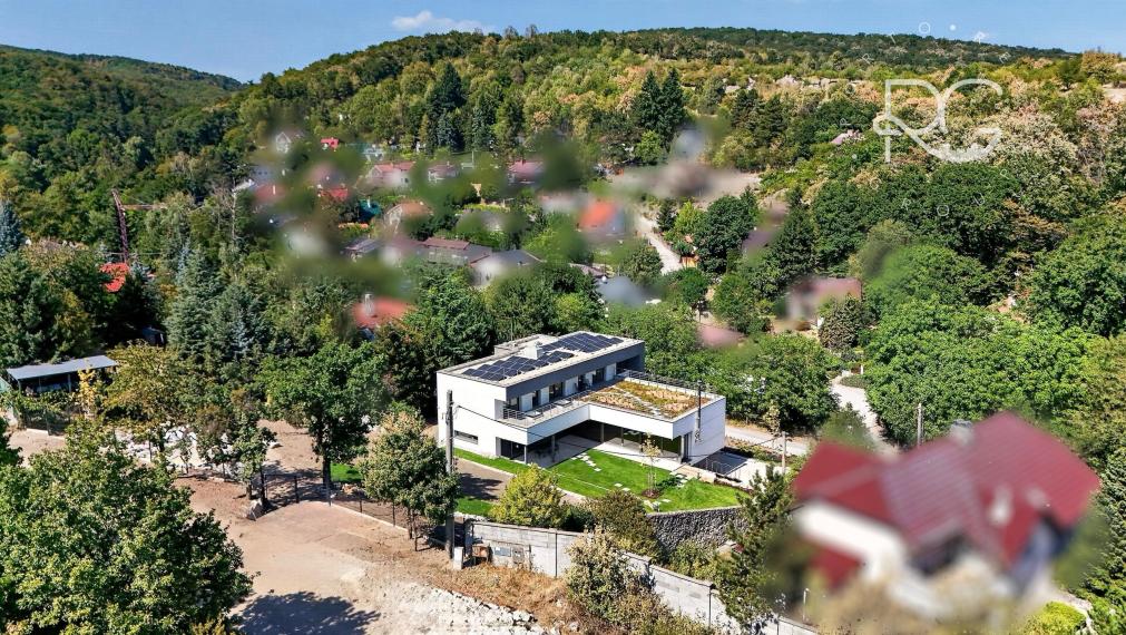 Prémiová nízkoenergetická vila s bazénom, výťahom a trojgarážou v prestížnej lokalite