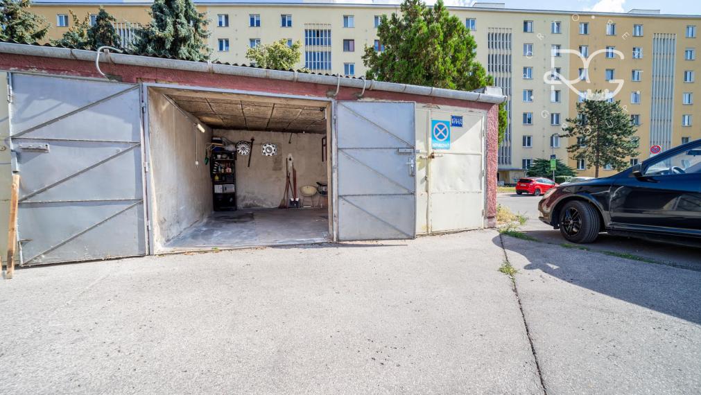 Garáž na prenájom na ulici Martinčeková - Ružinov