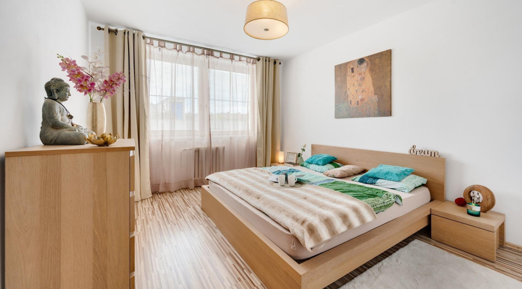 =PREDANÉ= Priestranný 2izbový byt s loggiou a bezproblémovým parkovaním na Bebravskej ulici