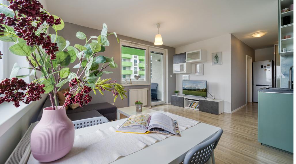 = PREDANÉ= Slnečný 3 izbový byt s garážovým parkovaním v Bratislave - Rača