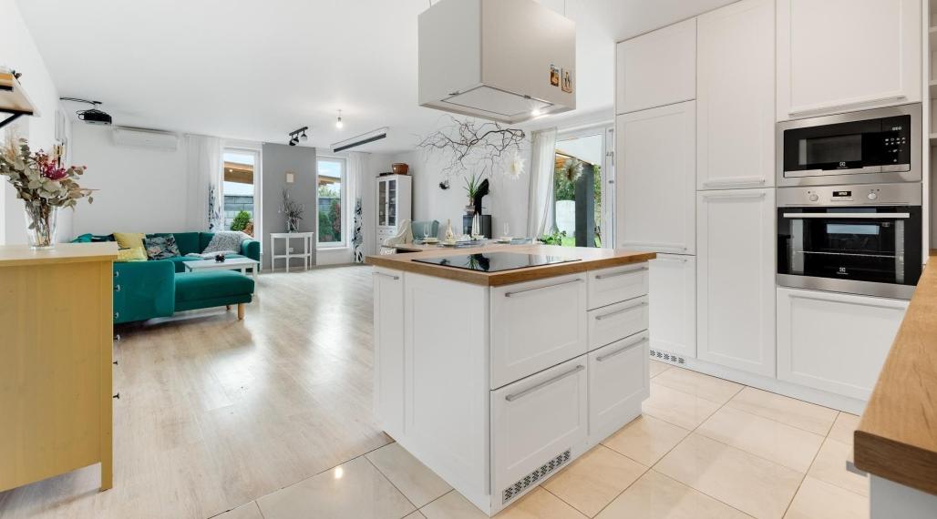 =PREDANÉ= Moderný samostatne stojaci 4izb bungalov s garážou vo Hviezdoslavove