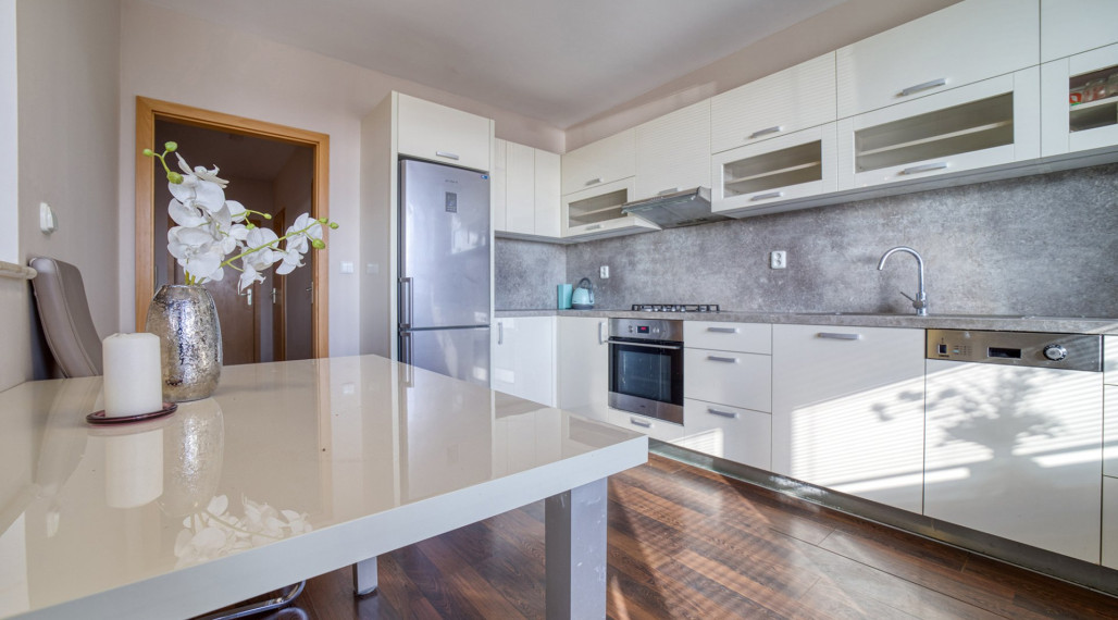 =PREDANÉ= Priestranný slnečný 3izb byt s pekným výhľadom v Starom Meste