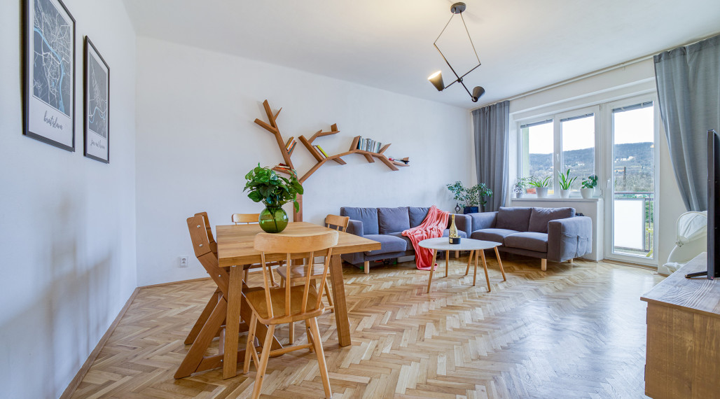 =PREDANÉ= Pekný priestranný svetlý 2izbový byt v tichej časti plnej zelene v Novom Meste