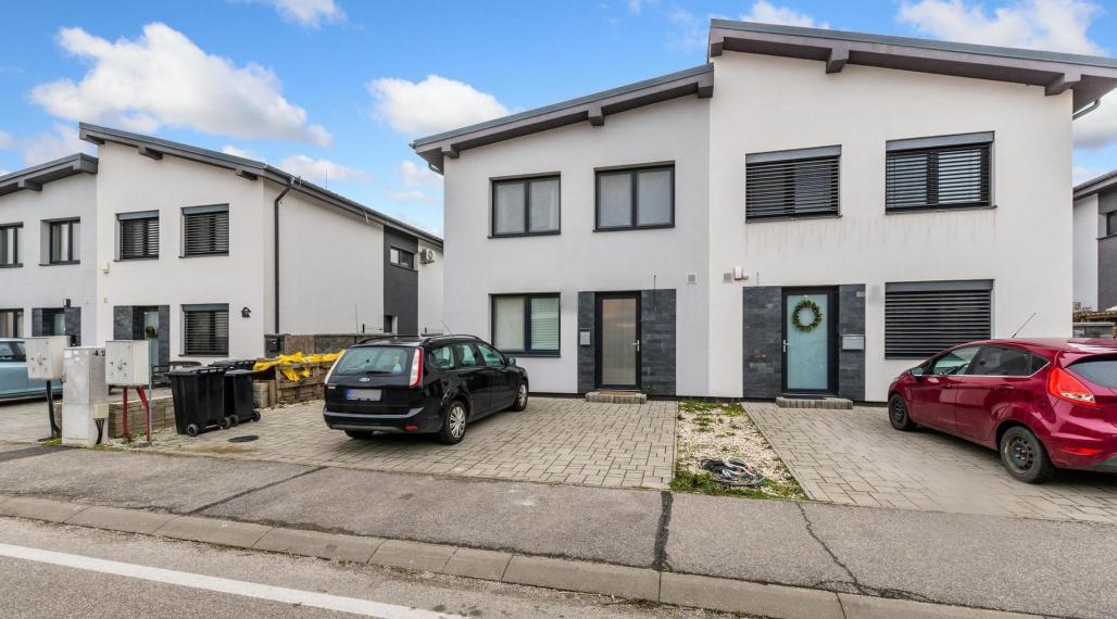 =PREDANÉ= Moderný 5izb rodinný dom s peknou záhradou v Malom Raji za bezkonkurenčnú cenu!