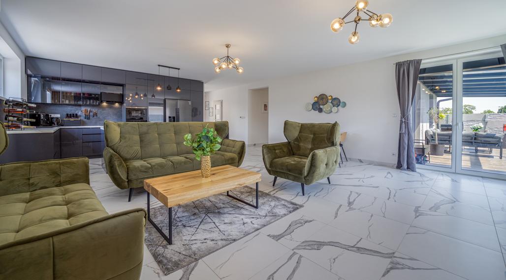 =PREDANÉ=VIDEOPREHLIADKA: Krásny dizajnový bungalov s veľkým pozemkom v Moste pri BA