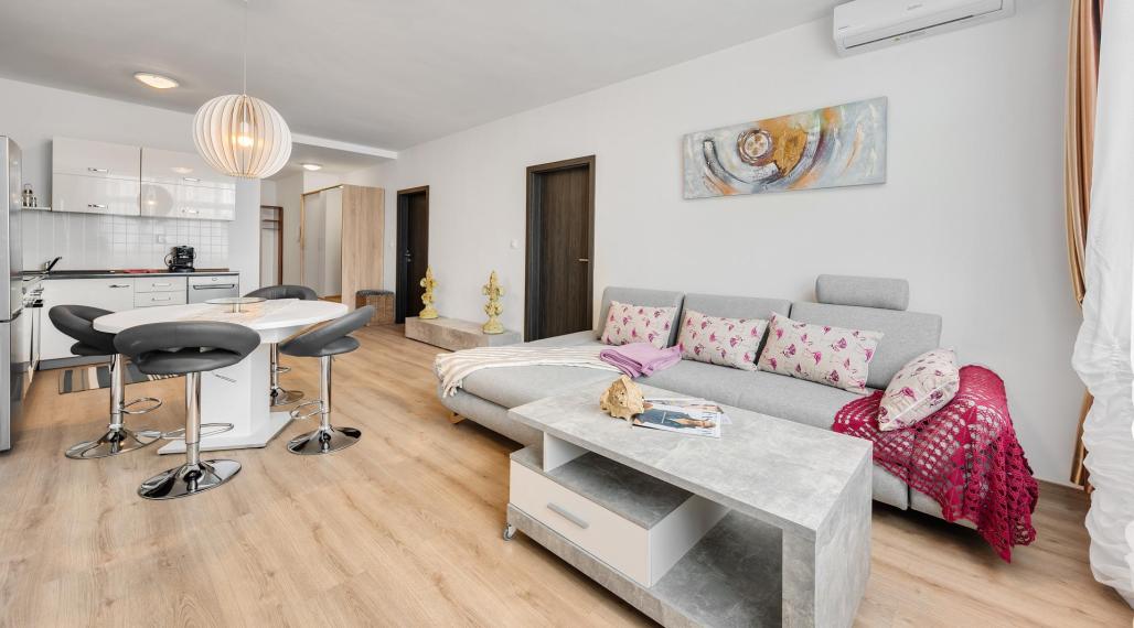 =PRENAJATÉ=Zariadený klimatizovaný 2,5izb byt v Ružinove na Trnavskej orientovaný do tichého vnútrobloku