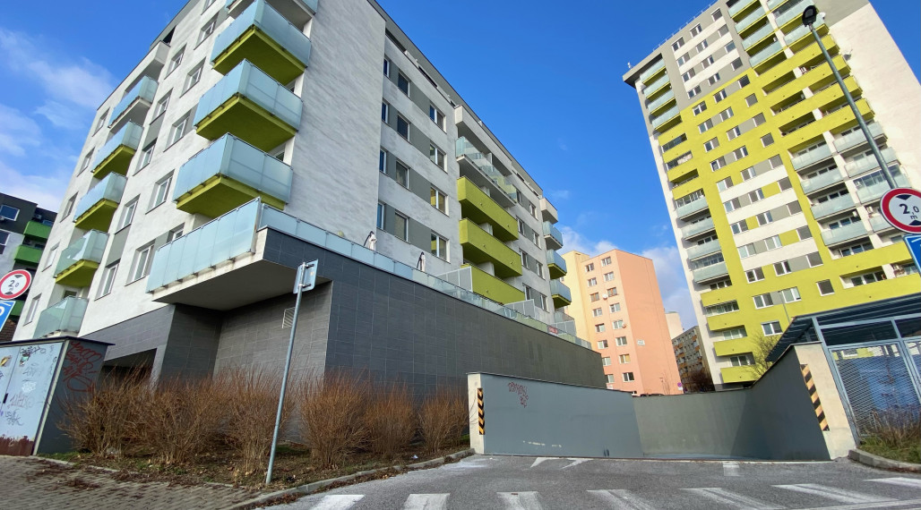 =PREDANÉ= Na predaj veľké garážové státie v bytovom komplexe Rača Gate - možnosť odpočtu DPH