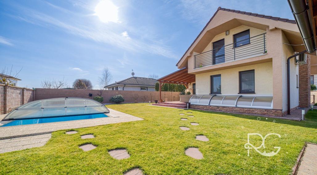 =PREDANÉ= Nadštandardný 5izb RD s bazénom a nádhernou záhradou v Kvetoslavove