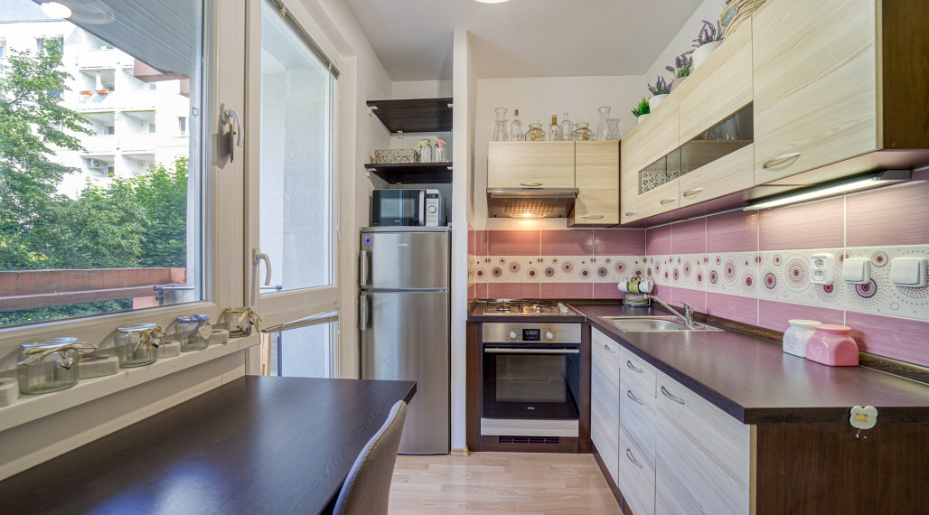 = PRENAJATÉ= Zariadený 2 izbový byt s loggiou na ulici Jána Smreka - Bratislava IV