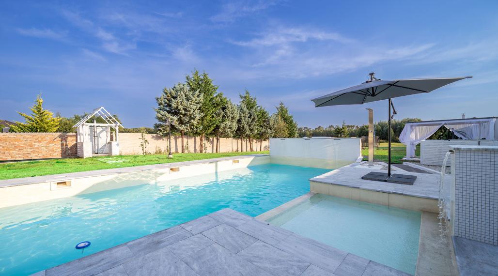 Veľkolepá a moderná nízkoenergetická 10izb vila na 40 árovom pozemku s bazénom, zimnou záhradou a dvojgarážou v Jakubove