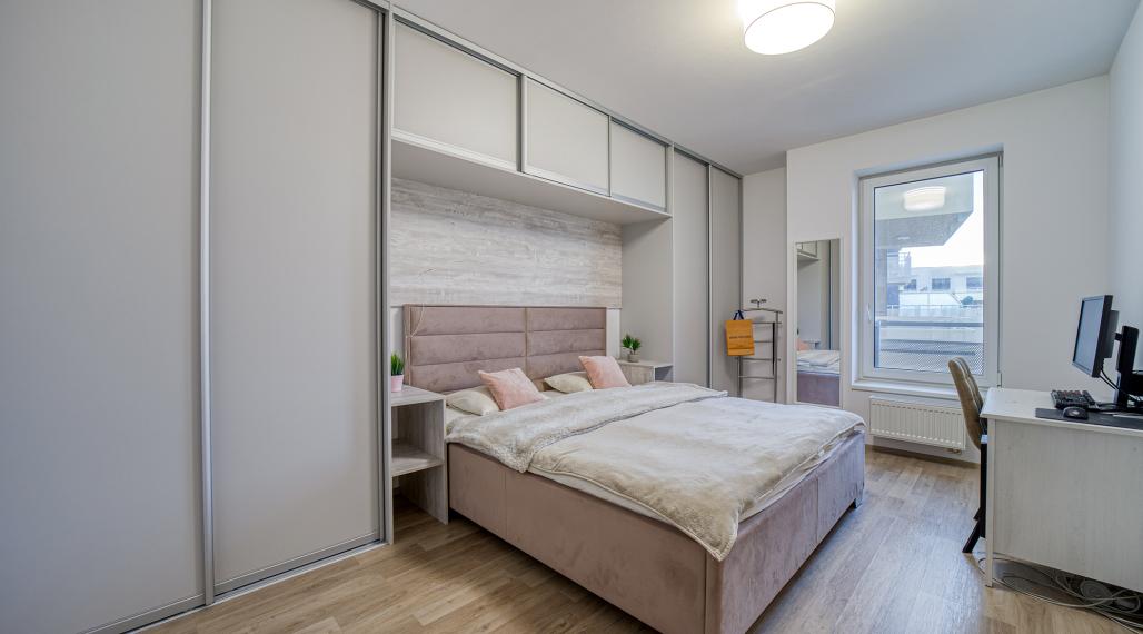 =PREDANÉ=Krásny kompletne a nadčasovo zariadený 2 izb byt s balkónom a parkovaním