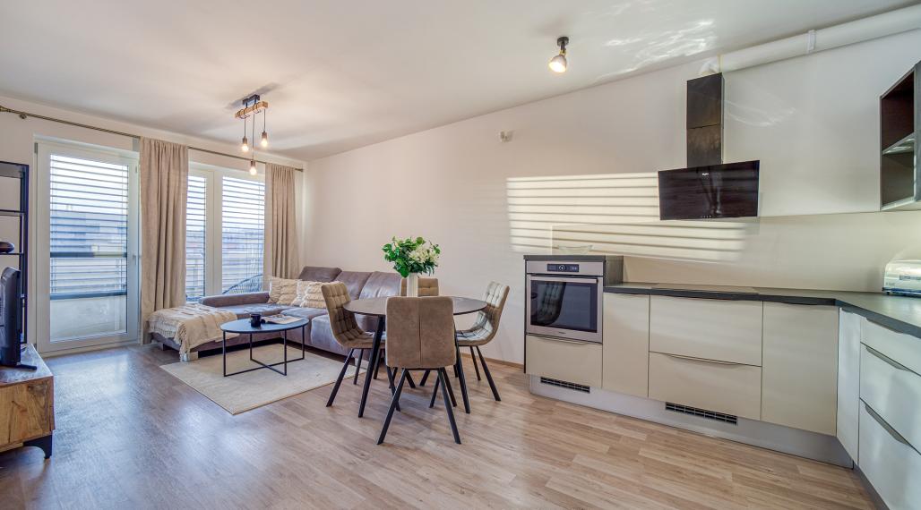 =PRENAJATÉ=Moderný kompletne zariadený 2 izb byt s balkónom, pivnicou a parkovaním