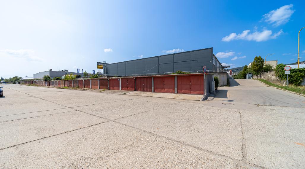 =PREDANÉ= Garáž na predaj na ulici Koľajná - Rača