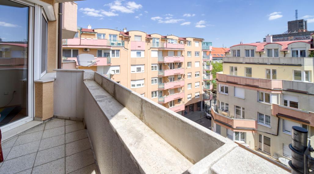 = PRENAJATÉ= Priestranný 3 izbový byt s parkovaním v Bratislave - Staré Mesto