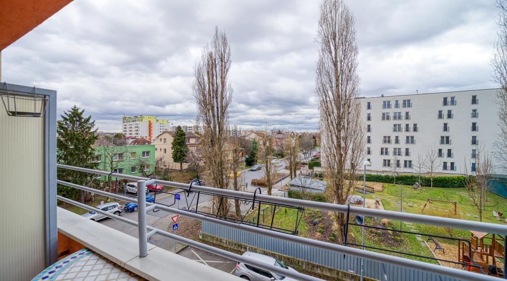 = PRENAJATÉ = 3 izbový byt s garážovým parkovacím státím Na križovatkách, Bratislava-Ružinov