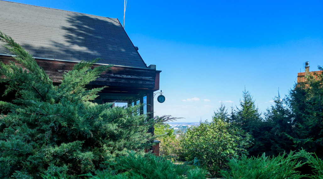 =PREDANÉ=Pozemok s rekreačnou chatou a krásnym výhľadom v lukratívnej časti Bratislavy - KOLIBA