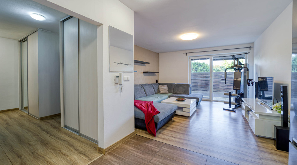 =PREDANÉ=Moderný 2izb byt s predzáhradkou a parkovaním v cene v obľúbenej lokalite v Rovinke