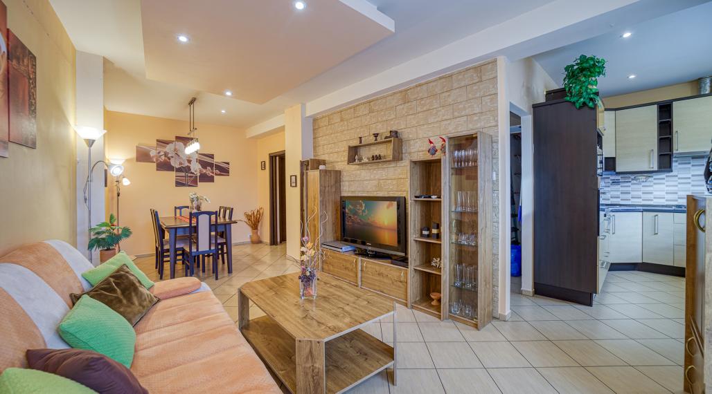 = REZERVOVANÉ = Staromestské bývanie v 3,5-izbovom byte v Bratislave I – Krížna ulica