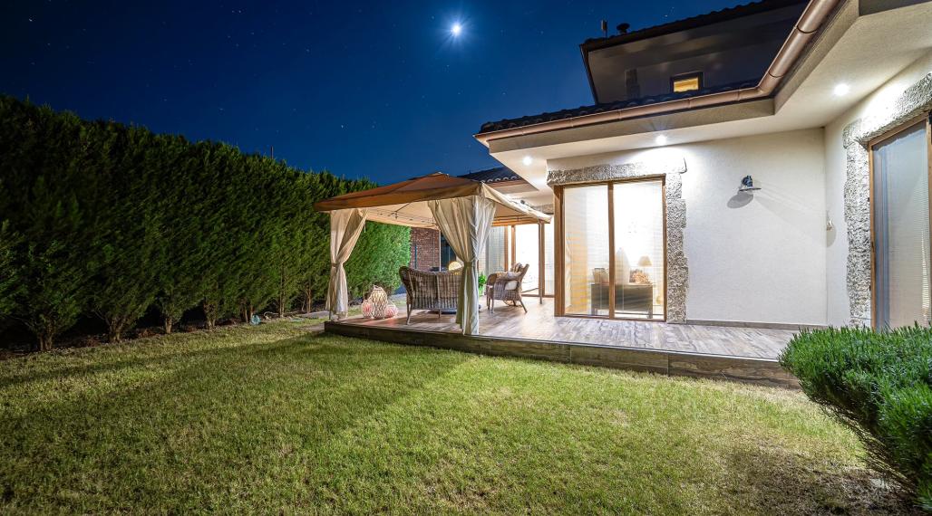 =REZERVOVANÉ=Krásny dizajnový 4i RD v lukratívnej lokalite na Veľkom jazere v Rovinke