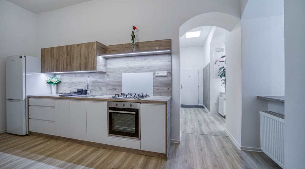 =PREDANÉ=Štýlový 3-izbový byt s vysokými stropmi v centre Starého Mesta – ideálny na bývanie či Airbnb