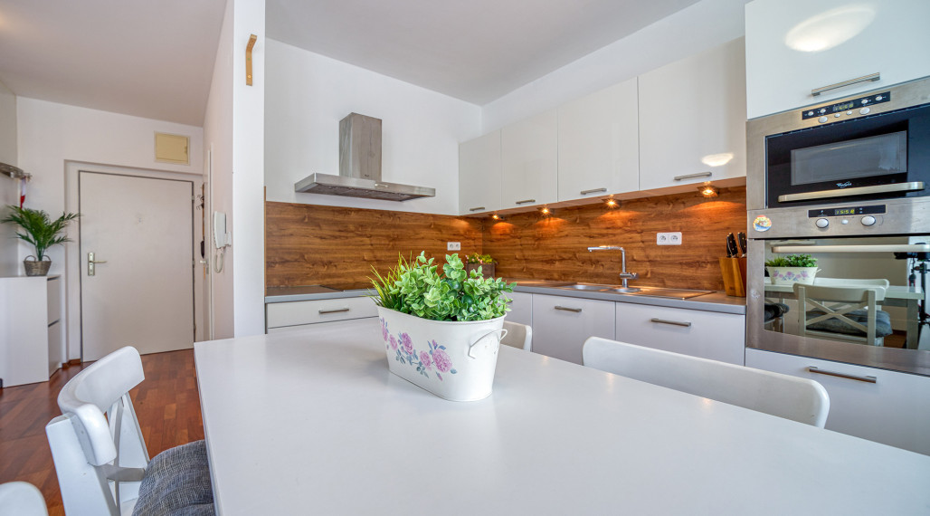 = PRENAJATÉ= 2-izbový byt s parkovaním, ul. Tomášikova, Bratislava III