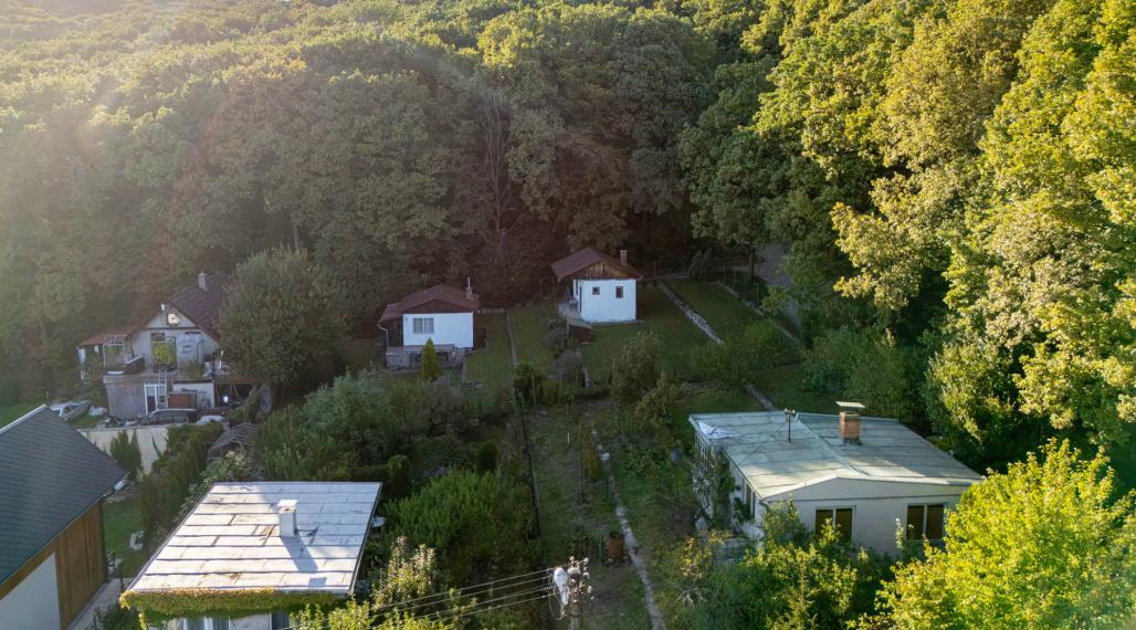 2 pozemky pri lese a krásnym výhľadom v lukratívnej časti Bratislava III - AHOJ