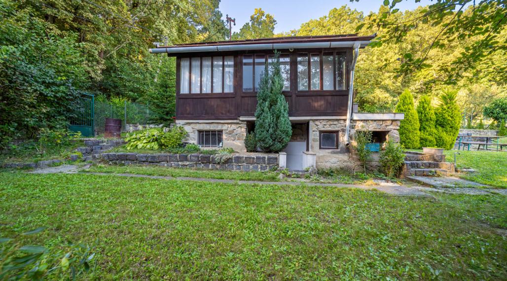 Pozemok s rekreačnou chatou a krásnym výhľadom v lukratívnej časti Bratislava III - AHOJ