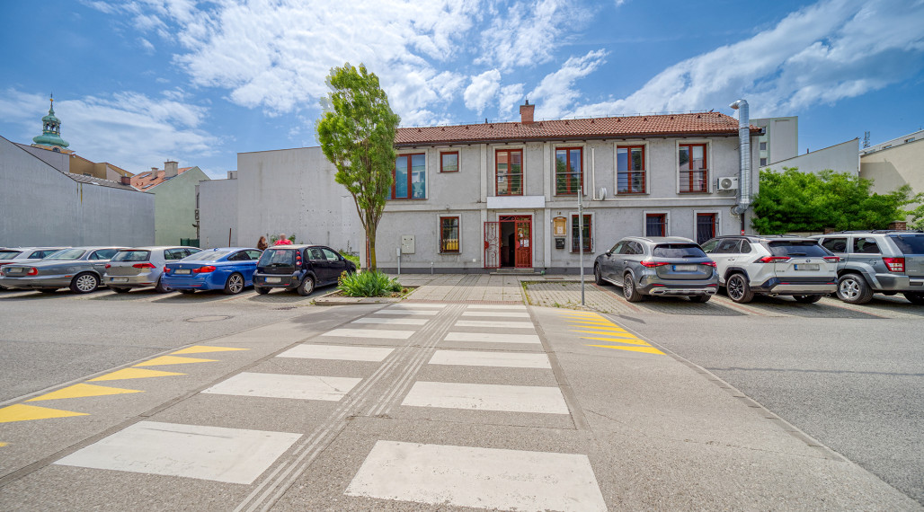 Trojpodlažná polyfunkčná budova v úplnom centre Šamorína na predaj