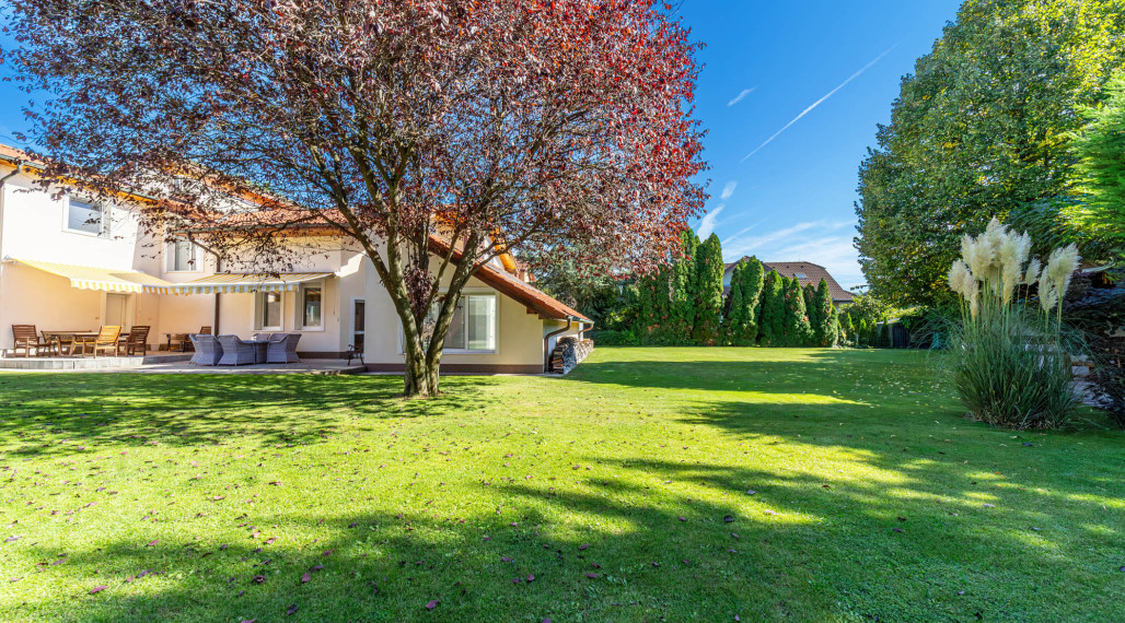 =REZERVOVANÉ=Priestranný RD na 11árovom pozemku s bazénom, saunou, garážou v krásnej lokalite 15 min od BA