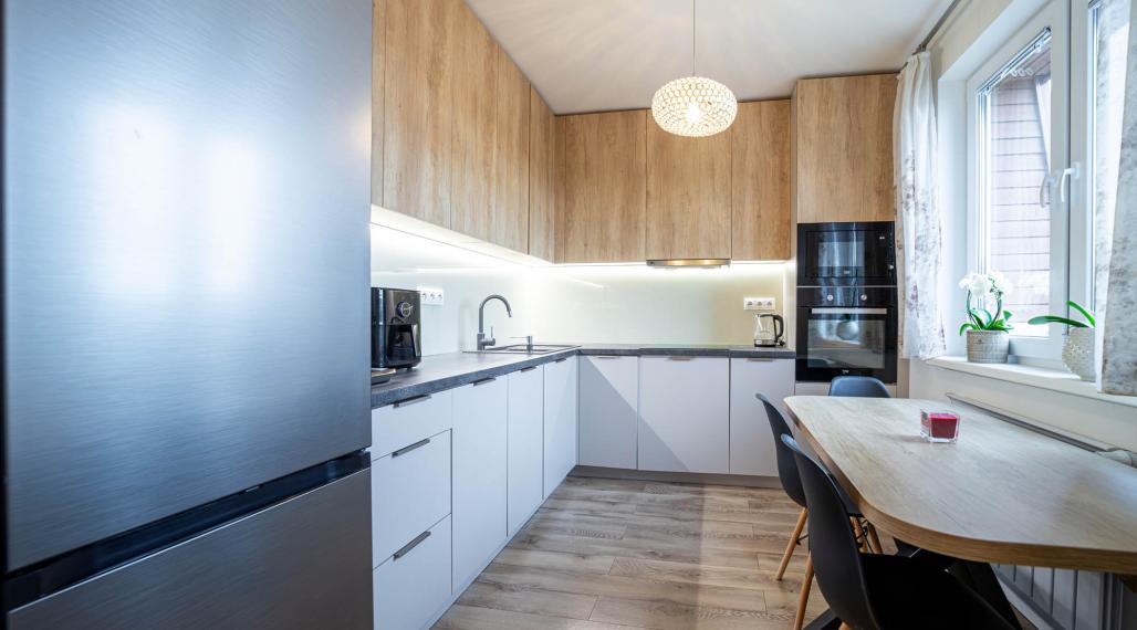 Pekný kompletne zrekonštruovaný a zariadený 2 izb byt 20 min.od BA