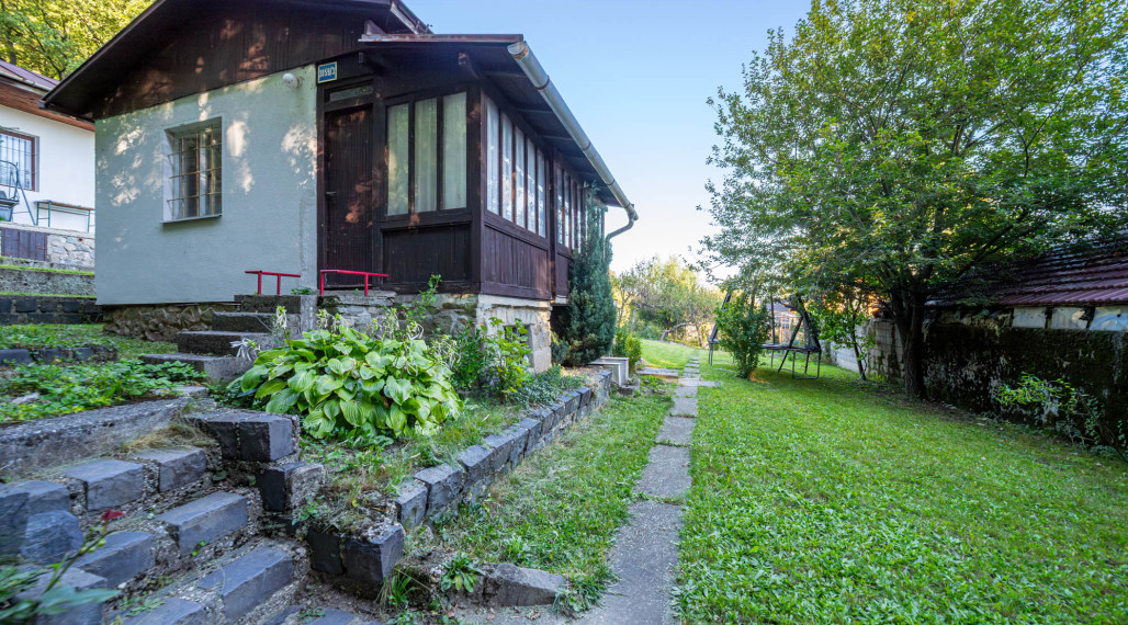 Pozemok s rekreačnou chatou a krásnym výhľadom v lukratívnej časti Bratislava III - AHOJ