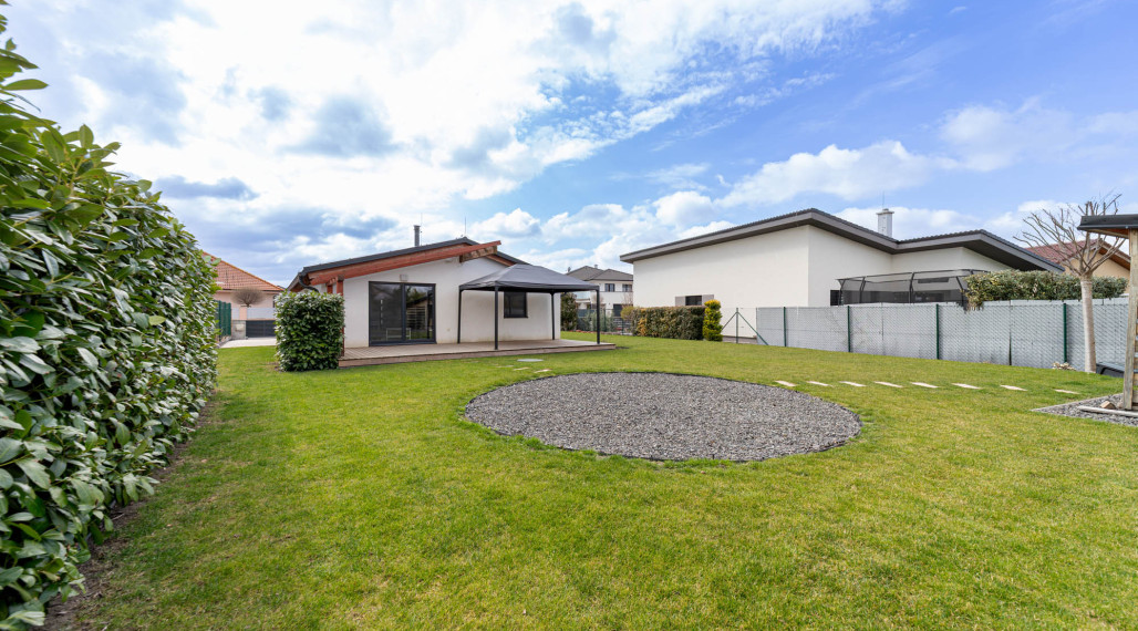 Moderný zariadený 4izb bungalov na 7árovom pozemku 20 min.od BA