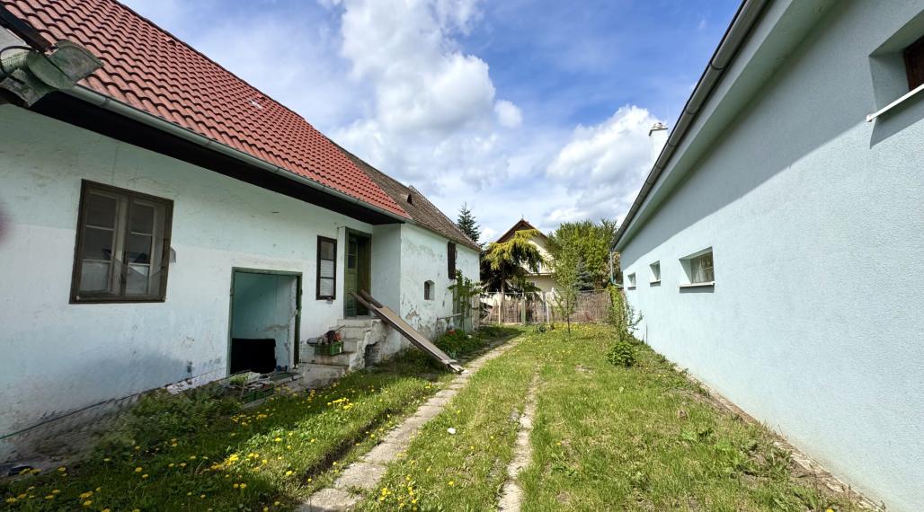 Rodinný dom na kompletnú rekonštrukciu - výborná lokalita Vajnory