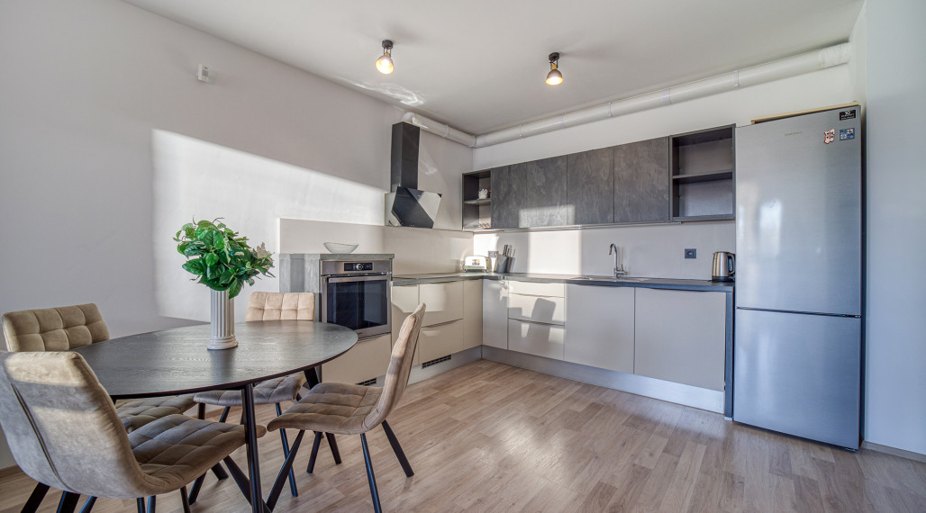 =PRENAJATÉ=Moderný klimatizovaný kompletne zariadený 2 izb byt s balkónom, pivnicou a parkovaním