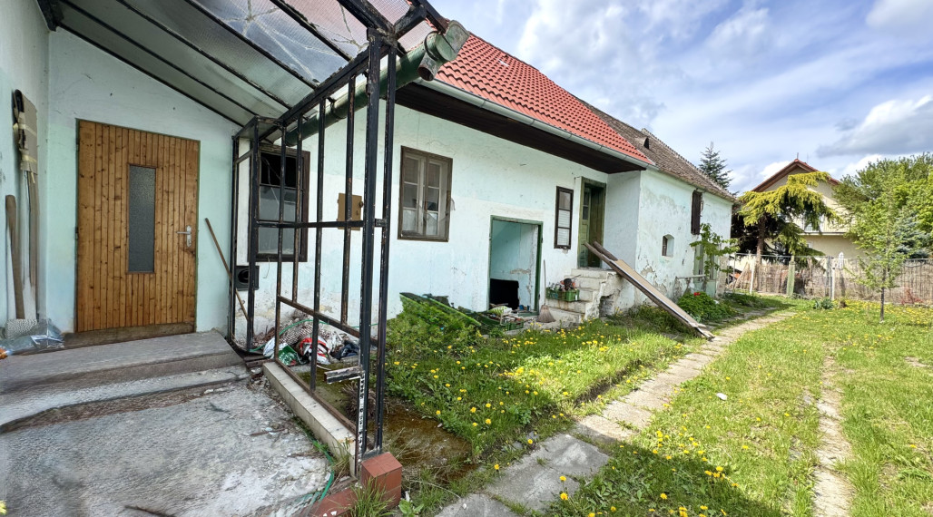 Rodinný dom na kompletnú rekonštrukciu - výborná lokalita Vajnory