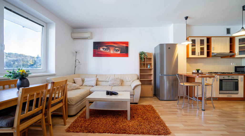 = REZERVOVANÉ = Príjemný 2 izbový byt s parkovaním a balkónom, Bratislava - Kramáre