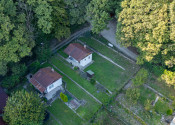 Pozemok s rekreačnou chatou a krásnym výhľadom v lukratívnej časti Bratislava III - AHOJ - fotografia 2