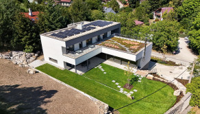 Prémiová nízkoenergetická vila s bazénom, výťahom a trojgarážou v prestížnej lokalite - fotografia 32