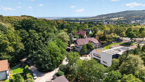 Prémiová nízkoenergetická vila s bazénom, výťahom a trojgarážou v prestížnej lokalite - fotografia 33