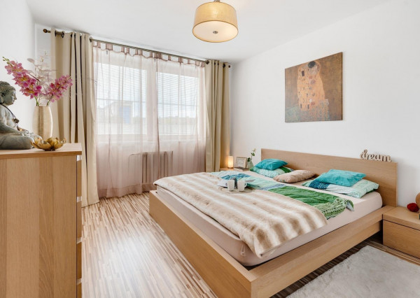 =PREDANÉ= Priestranný 2izbový byt s loggiou a bezproblémovým parkovaním na Bebravskej ulici