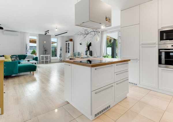 =PREDANÉ= Moderný samostatne stojaci 4izb bungalov s garážou vo Hviezdoslavove