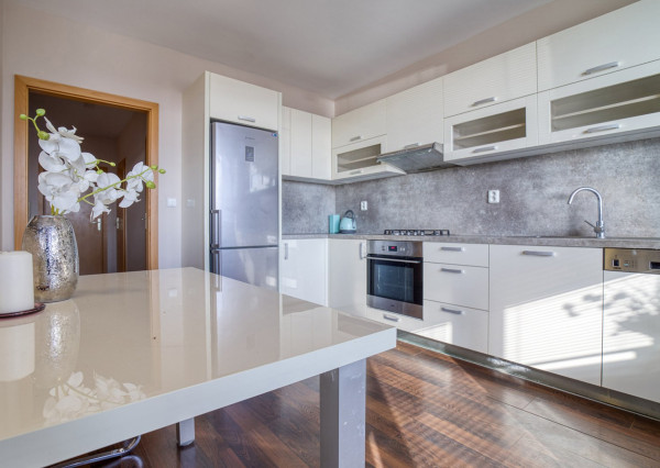 =PREDANÉ= Priestranný slnečný 3izb byt s pekným výhľadom v Starom Meste