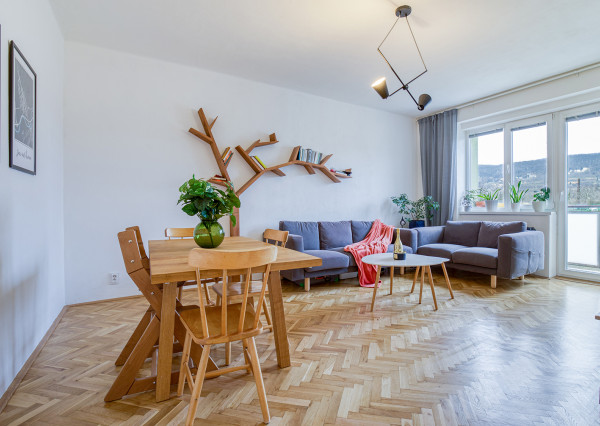 =PREDANÉ= Pekný priestranný svetlý 2izbový byt v tichej časti plnej zelene v Novom Meste