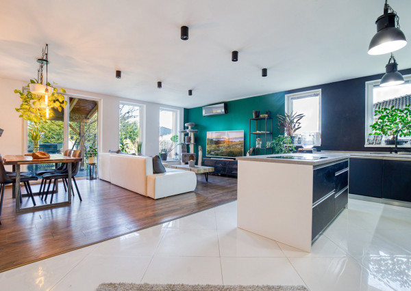 =PREDANÉ= Pekný RD s nádhernou záhradou a priestranným pozemkom vo Hviezdoslavove