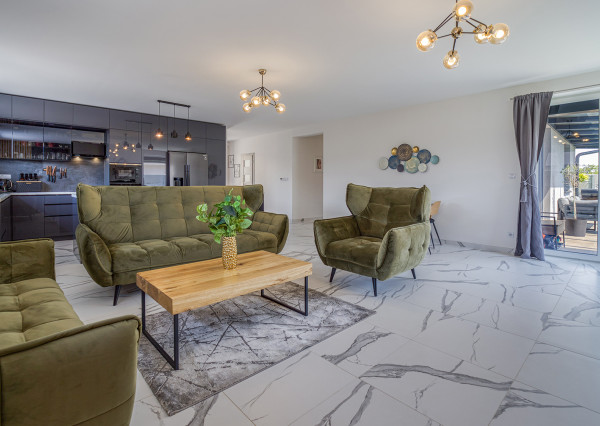 =PREDANÉ=VIDEOPREHLIADKA: Krásny dizajnový bungalov s veľkým pozemkom v Moste pri BA