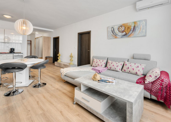 =PRENAJATÉ=Zariadený klimatizovaný 2,5izb byt v Ružinove na Trnavskej orientovaný do tichého vnútrobloku